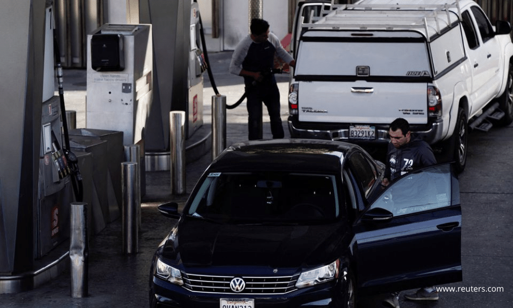 U.S. Gasoline Prices Edge Lower After Hitting A Record High Last Week - EconomyDiary